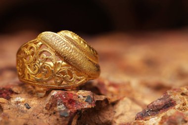 Taş dokusunda eski altın bir yüzük