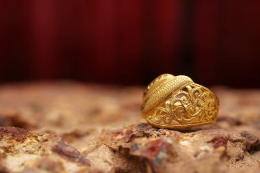 Taş dokusunda eski altın bir yüzük