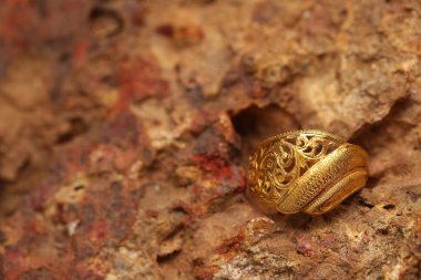 Taş dokusunda eski altın bir yüzük