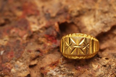 Taş dokusunda eski altın bir yüzük