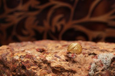 Taş dokusunda eski altın bir yüzük