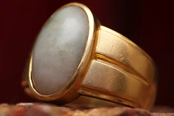 Vieil anneau doré sur texture de pierre — Photo