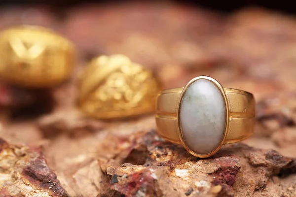 Taş dokusunda eski altın bir yüzük