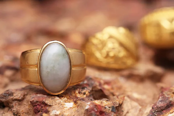 Золотое кольцо на каменной текстуре — стоковое фото