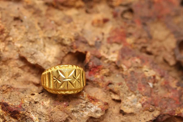 Taş dokusunda eski altın bir yüzük