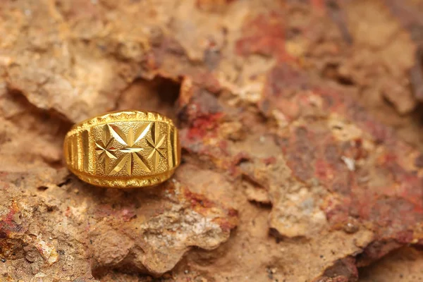 Taş dokusunda eski altın bir yüzük