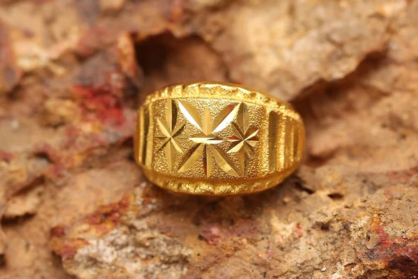 Taş dokusunda eski altın bir yüzük