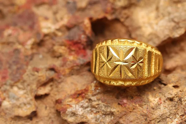 Taş dokusunda eski altın bir yüzük