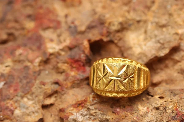 Taş dokusunda eski altın bir yüzük