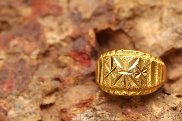Taş dokusunda eski altın bir yüzük
