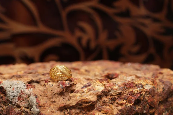 Taş dokusunda eski altın bir yüzük
