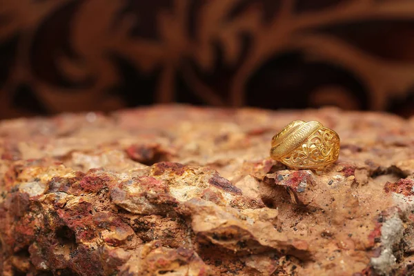 Anel dourado velho na textura de pedra — Fotografia de Stock