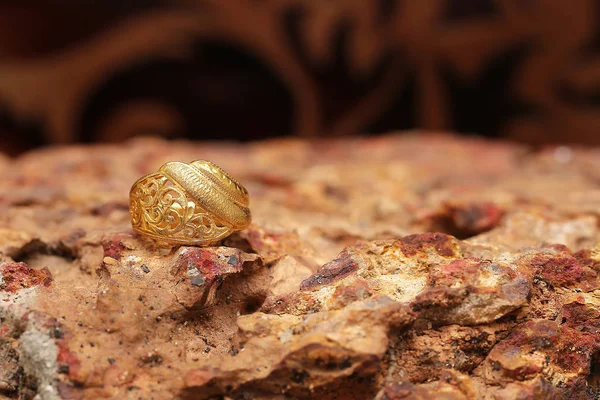 Anel dourado velho na textura de pedra — Fotografia de Stock