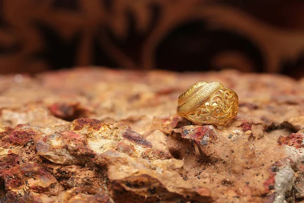 Anel dourado velho na textura de pedra — Fotografia de Stock