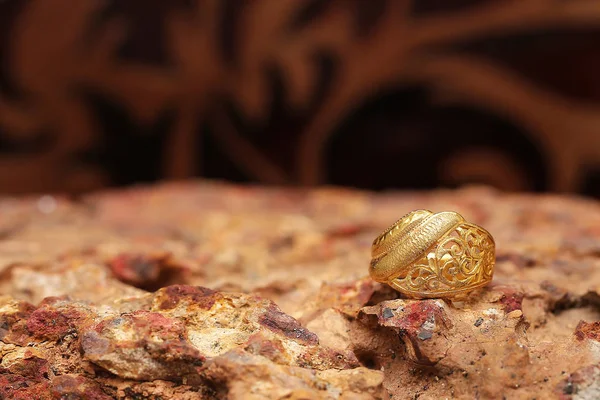 Anel dourado velho na textura de pedra — Fotografia de Stock