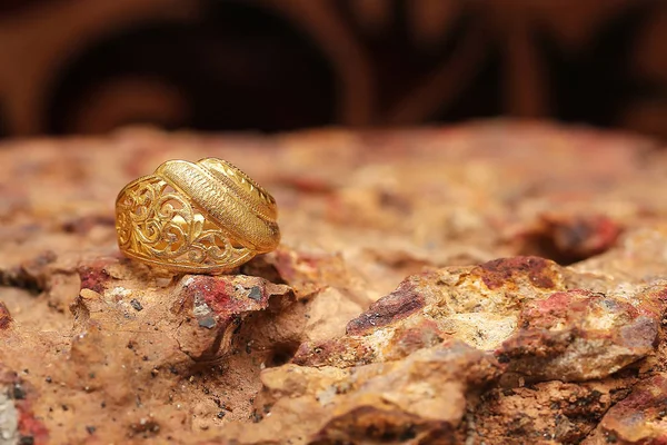 Taş dokusunda eski altın bir yüzük
