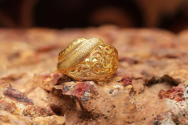 Anel dourado velho na textura de pedra — Fotografia de Stock