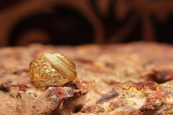 Taş dokusunda eski altın bir yüzük