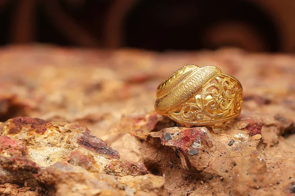 Taş dokusunda eski altın bir yüzük