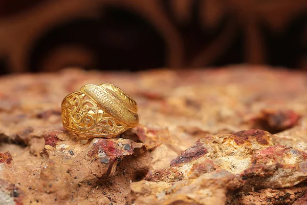 Taş dokusunda eski altın bir yüzük