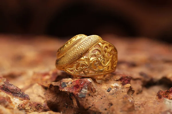 Taş dokusunda eski altın bir yüzük