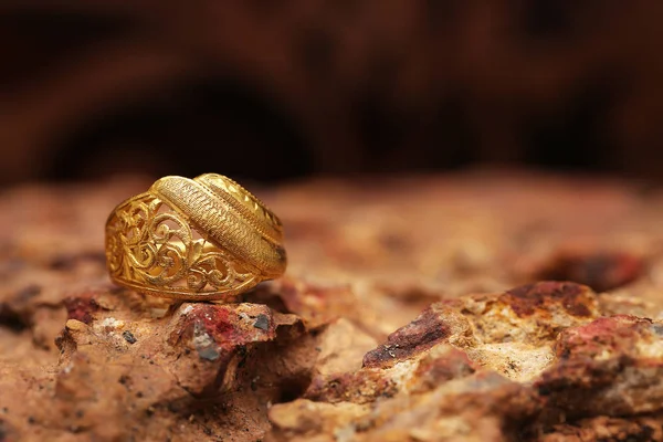 Δαχτυλίδι χρυσό σε πέτρινη υφή — Φωτογραφία Αρχείου