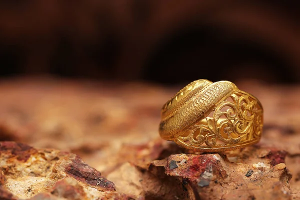 Antiguo anillo dorado sobre textura de piedra — Foto de Stock