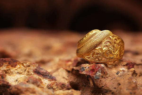 Anel dourado velho na textura de pedra — Fotografia de Stock