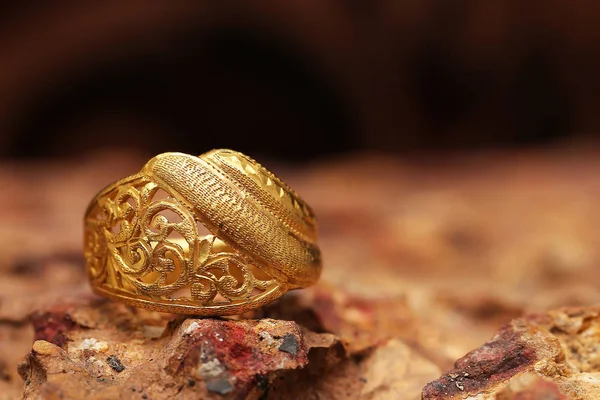 Anel dourado velho na textura de pedra — Fotografia de Stock