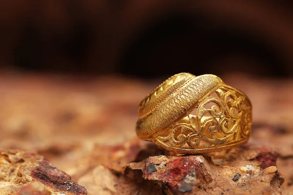 Antiguo anillo dorado sobre textura de piedra — Foto de Stock