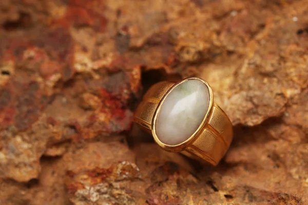 Taş dokusunda eski altın bir yüzük