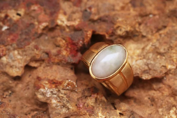 Taş dokusunda eski altın bir yüzük