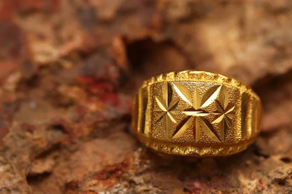 Taş dokusunda eski altın bir yüzük