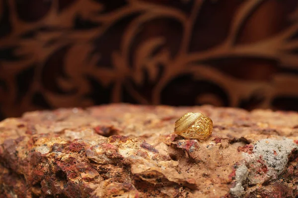 Taş dokusunda eski altın bir yüzük