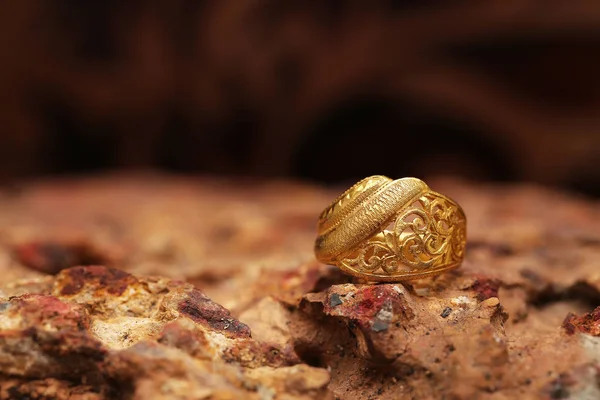 Δαχτυλίδι χρυσό με σχέδιο ρετρό στο πέτρινο δάπεδο — Φωτογραφία Αρχείου