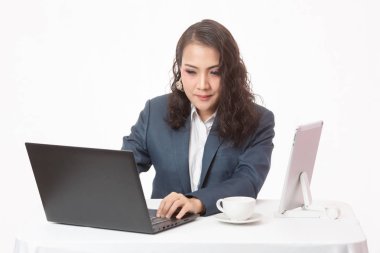 İşiyle ve kahvesiyle çok güzel genç bir yönetici.