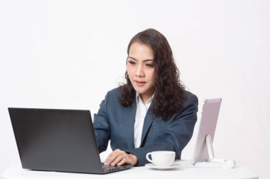 İşiyle ve kahvesiyle çok güzel genç bir yönetici.