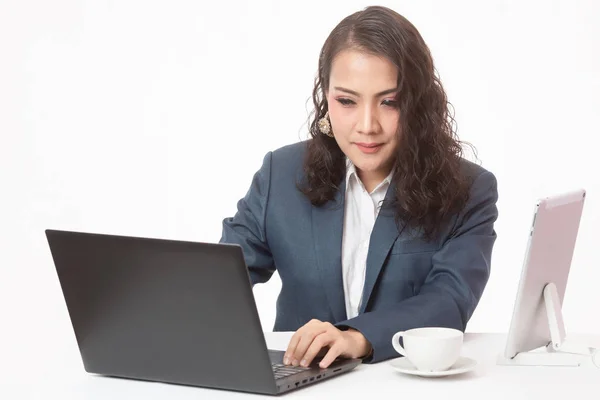 Hermosa joven ejecutiva con su trabajo y café — Foto de Stock