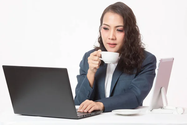 Hermosa joven ejecutiva con su trabajo y café —  Fotos de Stock