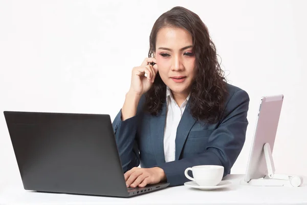 Schöne junge Führungskraft mit ihrer Arbeit und Kaffee — Stockfoto