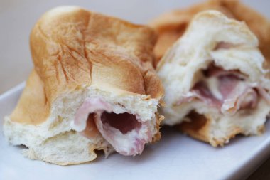 Ekmek jambon peyniri