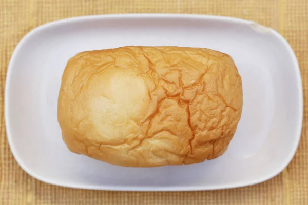 Laib Brot auf hölzernem Hintergrund, Nahaufnahme von Lebensmitteln — Stockfoto