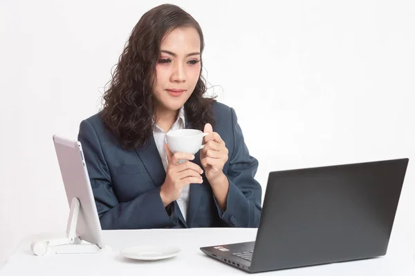 Jovem executiva bonita com seu trabalho e café — Fotografia de Stock