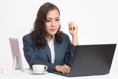 İşiyle ve kahvesiyle çok güzel genç bir yönetici.