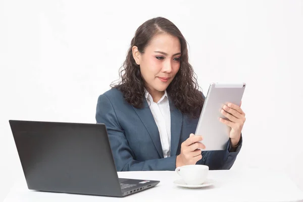 Hermosa joven ejecutiva con su trabajo y café — Foto de Stock