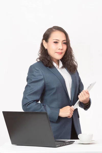 Jovem executiva bonita com seu trabalho e café — Fotografia de Stock