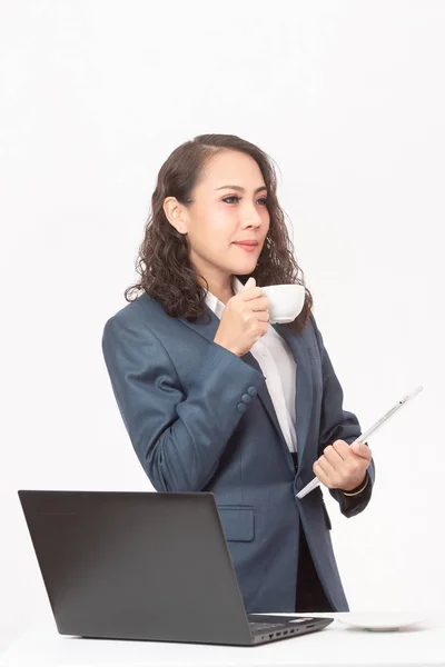 Hermosa joven ejecutiva con su trabajo y café — Foto de Stock