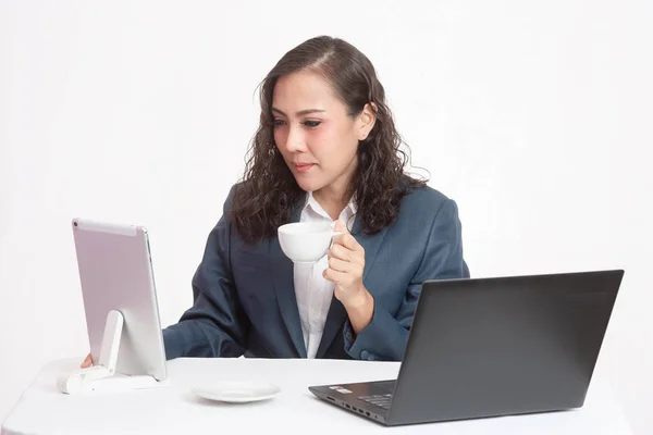Beautiful young executive with her work and coffee — Stock Photo, Image