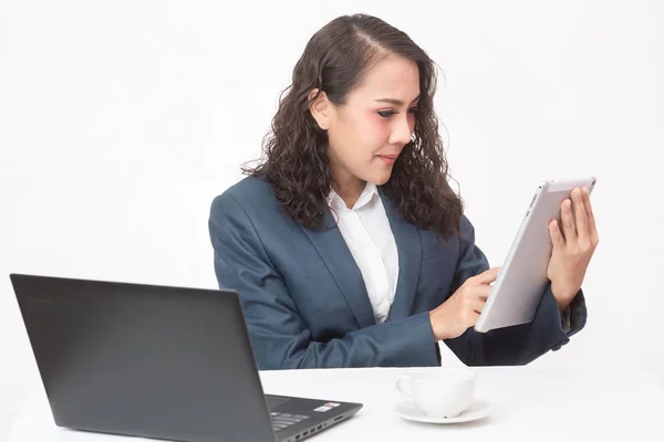 Mooie jonge executive met haar werk en koffie — Stockfoto