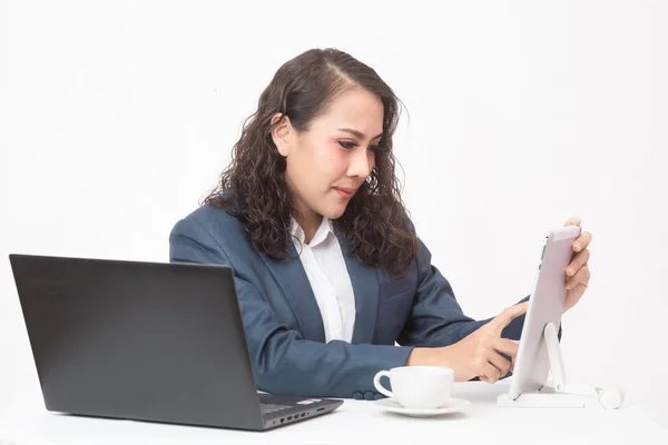 Schöne junge Führungskraft mit ihrer Arbeit und Kaffee — Stockfoto